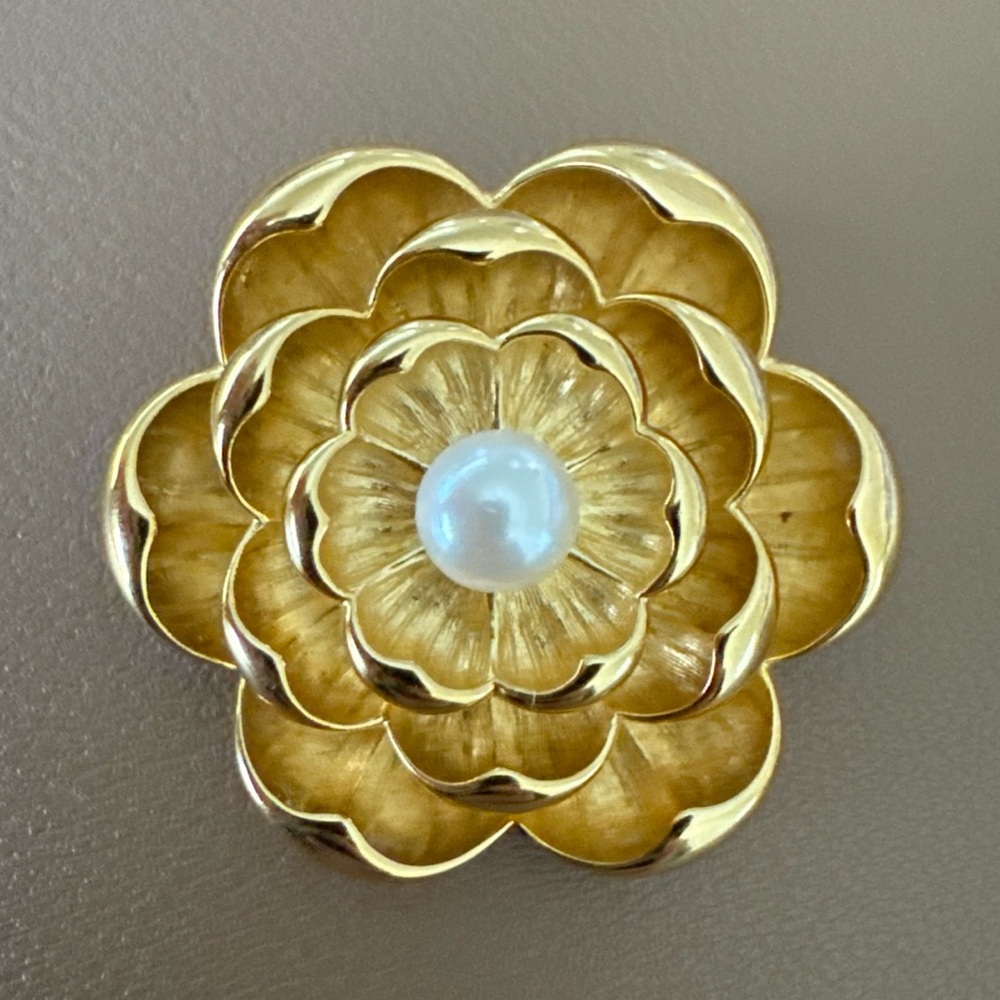 VINTAGE JOAN RIVERS CAMELLIA
FLOWER BROOCH PIN SATIN GOLD
WHITE PEARL - Picture 1 of 5